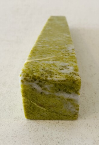 obélisque en pierre serpentine . XX siècle .