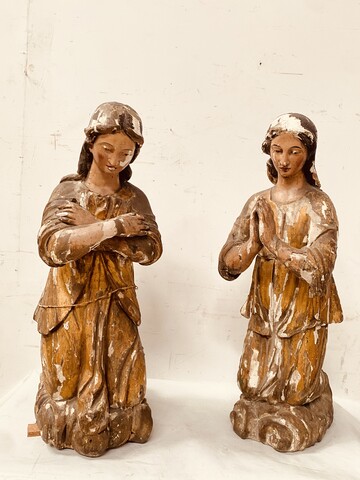paire d'anges adorateurs en bois sculpté polychrome et doré . XVII/XVIII siècle.