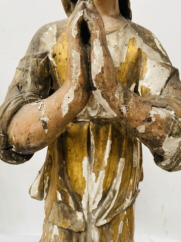 paire d'anges adorateurs en bois sculpté polychrome et doré . XVII/XVIII siècle.