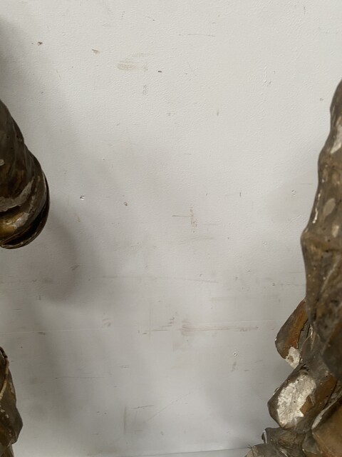 paire d'anges adorateurs en bois sculpté polychrome et doré . XVII/XVIII siècle.