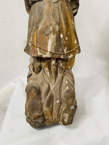 paire d'anges adorateurs en bois sculpté polychrome et doré . XVII/XVIII siècle.