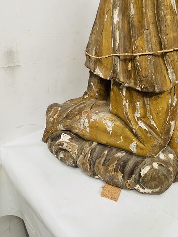 paire d'anges adorateurs en bois sculpté polychrome et doré . XVII/XVIII siècle.