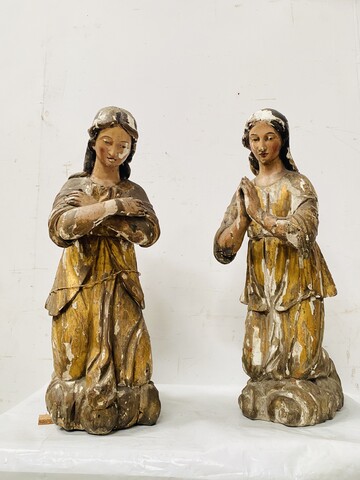 paire d'anges adorateurs en bois sculpté polychrome et doré . XVII/XVIII siècle.