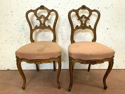 Paire de chaises de style Louis XV en noyer sculpté Xx siècle