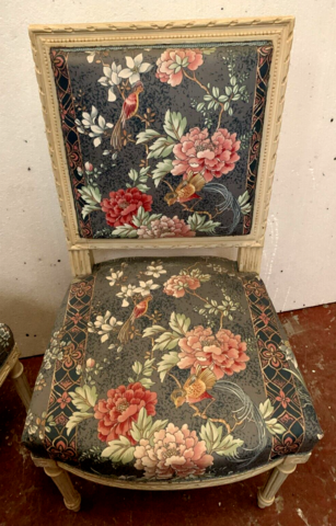 Paire de chaises de style Louis XVI en hêtre laqué . XX siècle .