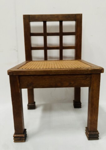 paire de chaises en chêne massif motif géométrique . XX siècle .