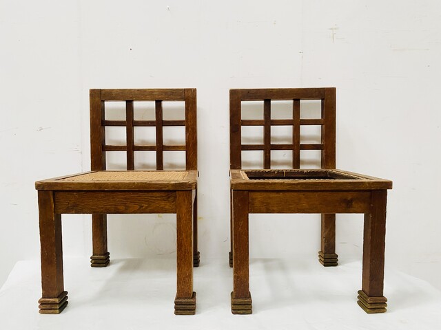 paire de chaises en chêne massif motif géométrique . XX siècle .