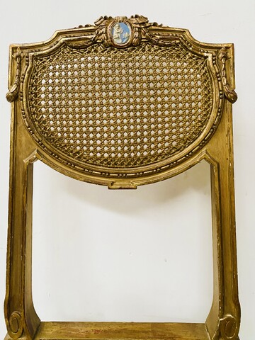 paire de chaises louis XVI en bois doré finement sculptée . XX siècle .