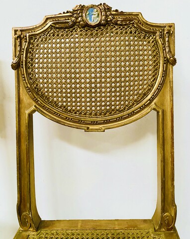 paire de chaises louis XVI en bois doré finement sculptée . XX siècle .