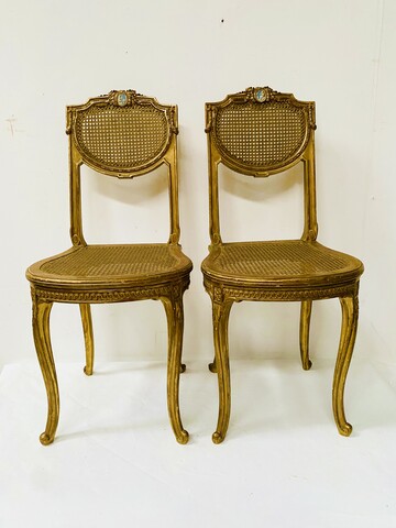 paire de chaises louis XVI en bois doré finement sculptée . XX siècle .
