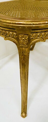 paire de chaises louis XVI en bois doré finement sculptée . XX siècle .