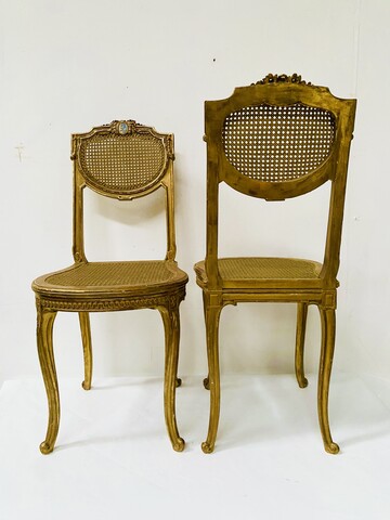 paire de chaises louis XVI en bois doré finement sculptée . XX siècle .