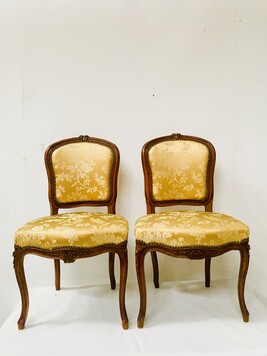 paire de chaises style louis XV en noyer massif finement sculptée . XX siècle .