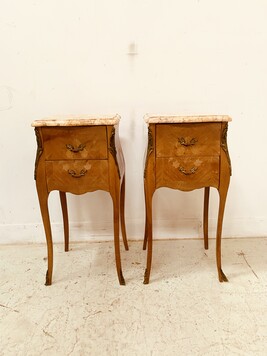 Paire de chevets de style Louis XV en placage de bois de rosse . XX siècle .