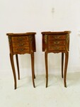 Paire de chevets rognon de style Louis XV dessus marbre rosé . XX siècle .