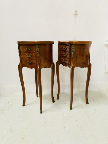 Paire de chevets rognon de style Louis XV dessus marbre rosé . XX siècle .