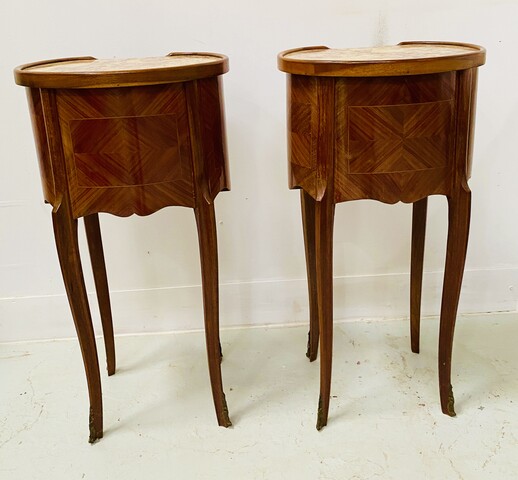 Paire de chevets rognon de style Louis XV dessus marbre rosé . XX siècle .