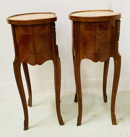 Paire de chevets rognon de style Louis XV dessus marbre rosé . XX siècle .
