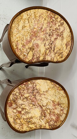 Paire de chevets rognon de style Louis XV dessus marbre rosé . XX siècle .