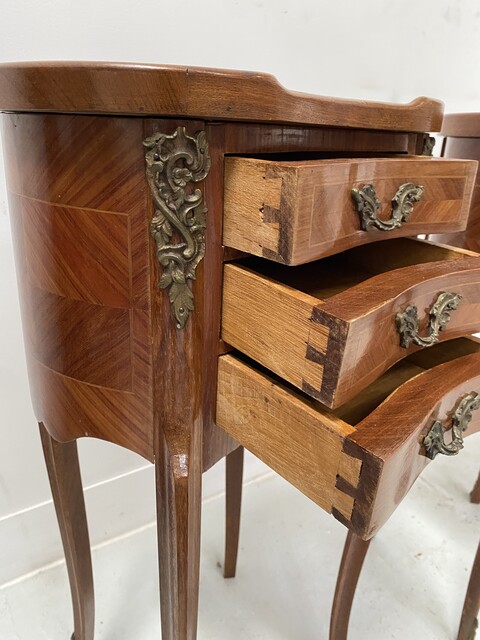 Paire de chevets rognon de style Louis XV dessus marbre rosé . XX siècle .