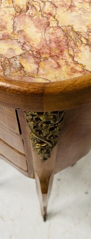 Paire de chevets rognon de style Louis XV dessus marbre rosé . XX siècle .