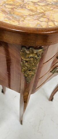 Paire de chevets rognon de style Louis XV dessus marbre rosé . XX siècle .