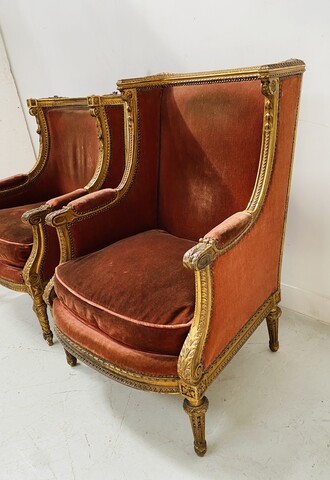 paire de fauteuils à oreilles style Louis XVI finement sculptée doré .XX siècle.