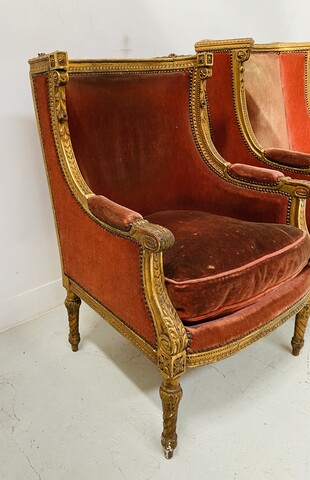 paire de fauteuils à oreilles style Louis XVI finement sculptée doré .XX siècle.