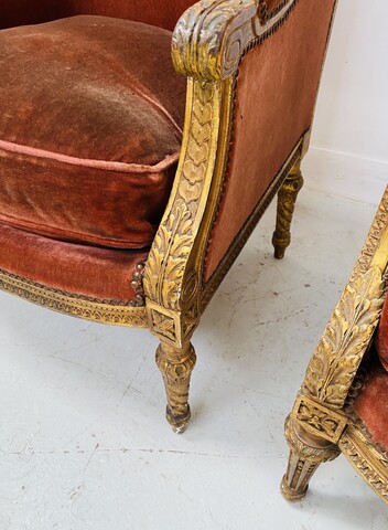 paire de fauteuils à oreilles style Louis XVI finement sculptée doré .XX siècle.