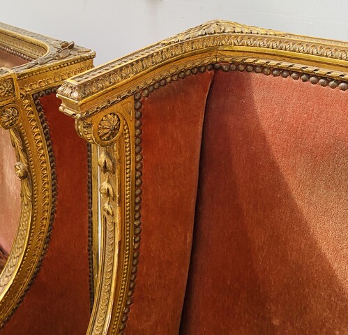 paire de fauteuils à oreilles style Louis XVI finement sculptée doré .XX siècle.