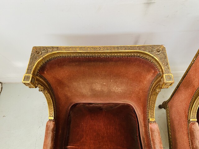 paire de fauteuils à oreilles style Louis XVI finement sculptée doré .XX siècle.