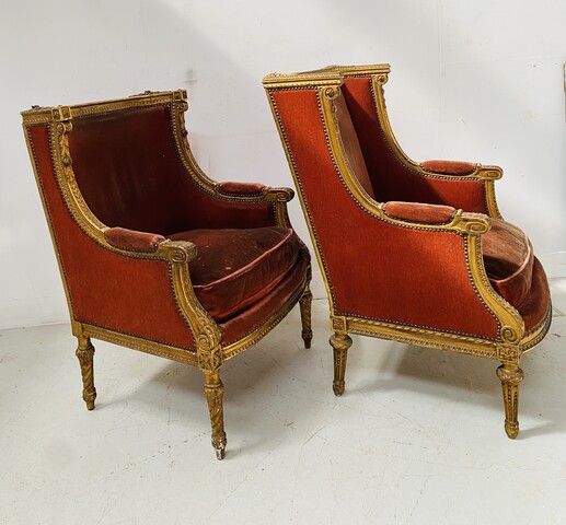 paire de fauteuils à oreilles style Louis XVI finement sculptée doré .XX siècle.