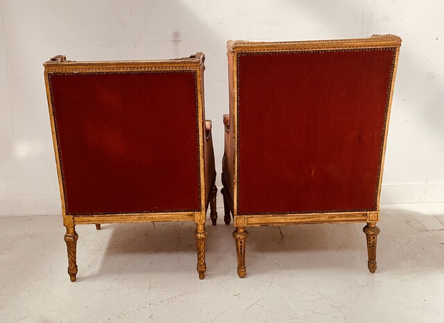 paire de fauteuils à oreilles style Louis XVI finement sculptée doré .XX siècle.