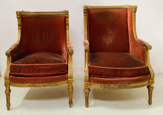 paire de fauteuils à oreilles style Louis XVI finement sculptée doré .XX siècle.