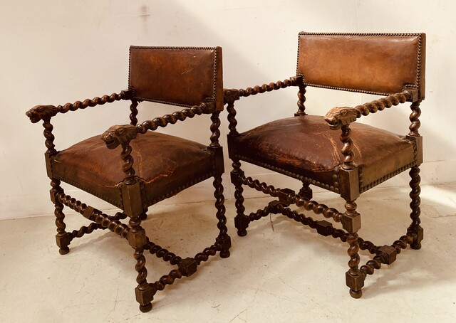 paire de fauteuils à torsade assises dossier recouvrement cuir . XX siècle .