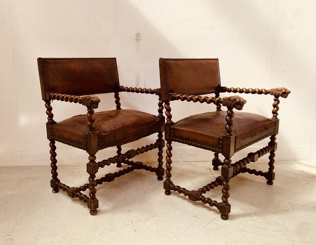 paire de fauteuils à torsade assises dossier recouvrement cuir . XX siècle .