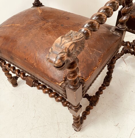 paire de fauteuils à torsade assises dossier recouvrement cuir . XX siècle .