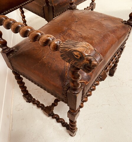 paire de fauteuils à torsade assises dossier recouvrement cuir . XX siècle .