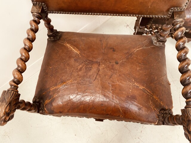 paire de fauteuils à torsade assises dossier recouvrement cuir . XX siècle .