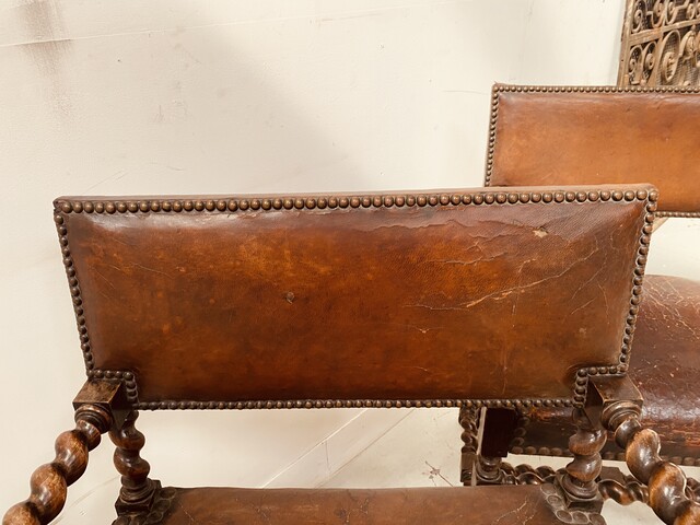 paire de fauteuils à torsade assises dossier recouvrement cuir . XX siècle .
