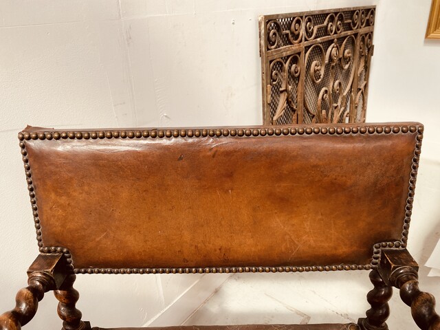 paire de fauteuils à torsade assises dossier recouvrement cuir . XX siècle .