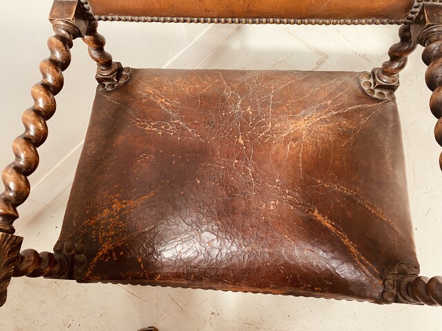 paire de fauteuils à torsade assises dossier recouvrement cuir . XX siècle .