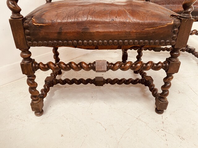 paire de fauteuils à torsade assises dossier recouvrement cuir . XX siècle .