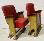 paire de fauteuils cinéma recouvrement skaï rouge accoudoirs bois . XX siècle .