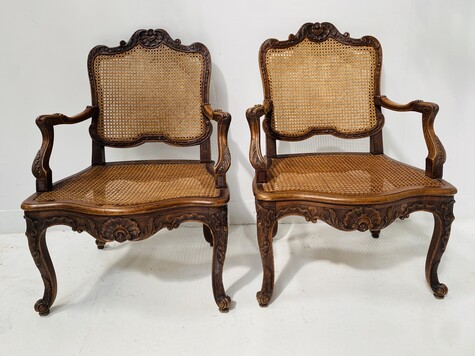 paire de fauteuils de style Louis XV finement sculptée et cannage . XX siècle .