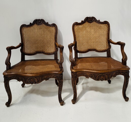 paire de fauteuils de style Louis XV finement sculptée et cannage . XX siècle .