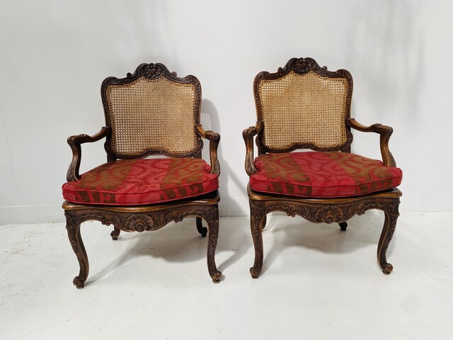 paire de fauteuils de style Louis XV finement sculptée et cannage . XX siècle .