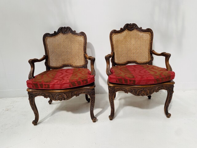 paire de fauteuils de style Louis XV finement sculptée et cannage . XX siècle .