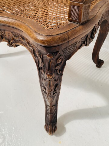 paire de fauteuils de style Louis XV finement sculptée et cannage . XX siècle .