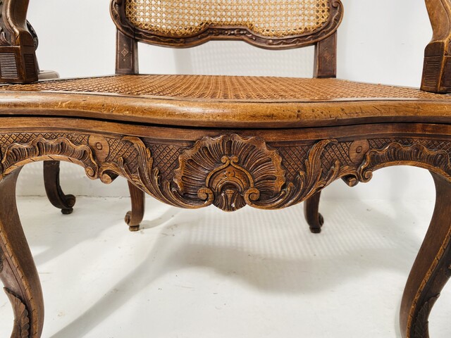 paire de fauteuils de style Louis XV finement sculptée et cannage . XX siècle .